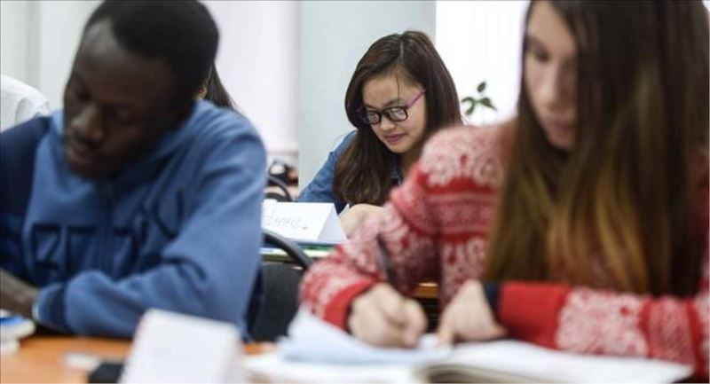 Rusya daha fazla yabancı öğrenciye burs verecek