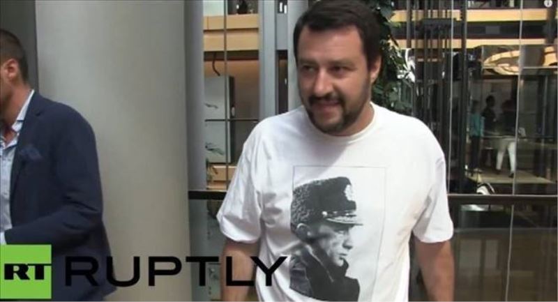 Salvini, Avrupa Parlamentosu`na Putin tişörtüyle geldi