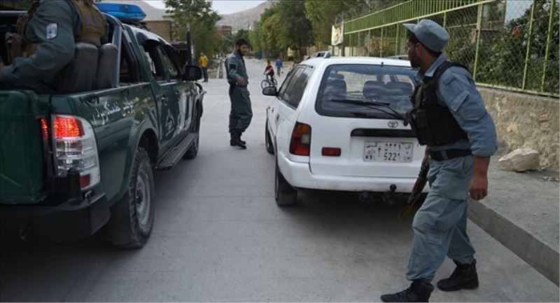 Afgan polisinden araba hırsızlarıyla mücadelede ´lastik indirme´ dönemi  