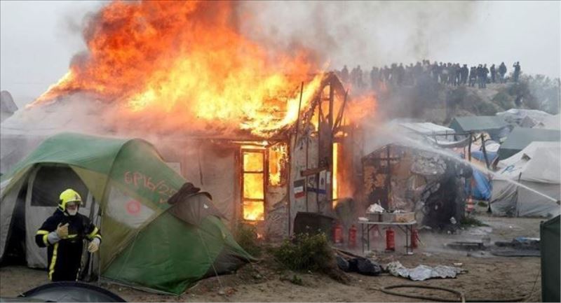 Calais´deki ´Vahşi Orman´ sığınmacı kampında onlarca çadır ateşe verildi  