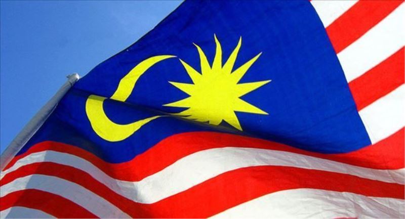 Malezya bayraklı mayo giyen turistler gözaltına alındı 