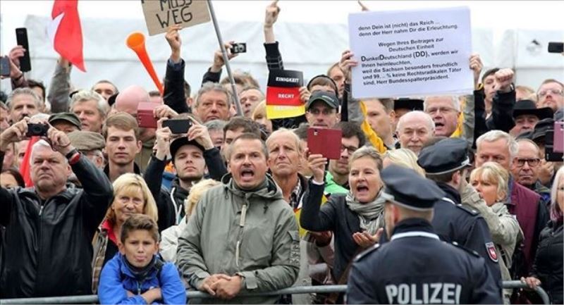 Almanya´nın birleşme kutlamalarında Merkel ve Gauck´a ´ırkçı´ protesto  