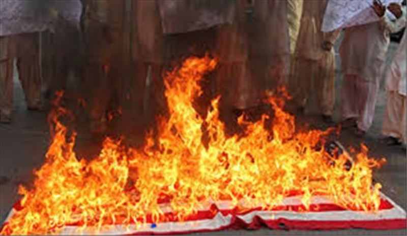 İran´da ´elçilik baskını´nın yıldönümünde ABD bayrağı yakıldı  