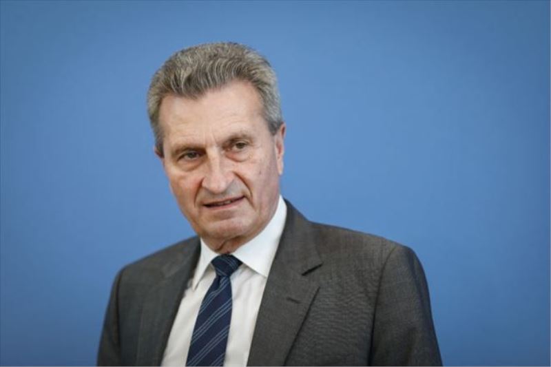 Oettinger ırkçı söylemlerinden dolayı özür diledi