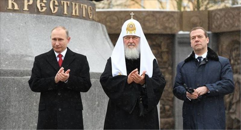 Putin, Ulusal Birlik Günü´nde kahramanların anıtına çiçek bıraktı  