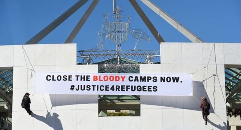 Avustralya Parlamentosu´nda sığınmacılara destek pankartı 