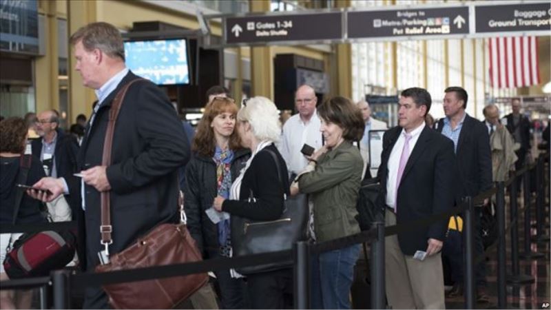 ABD´de Havaalanlarındaki Uzun Kuyruklar Yolcuları Kızdırıyor