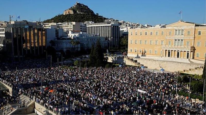 Atina´da binlerce kişiden Çipras hükümetine istifa çağrısı