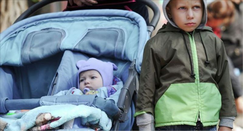 Kızılhaç Rusya´daki Ukraynalı sığınmacı çocuklara okul setleri dağıttı