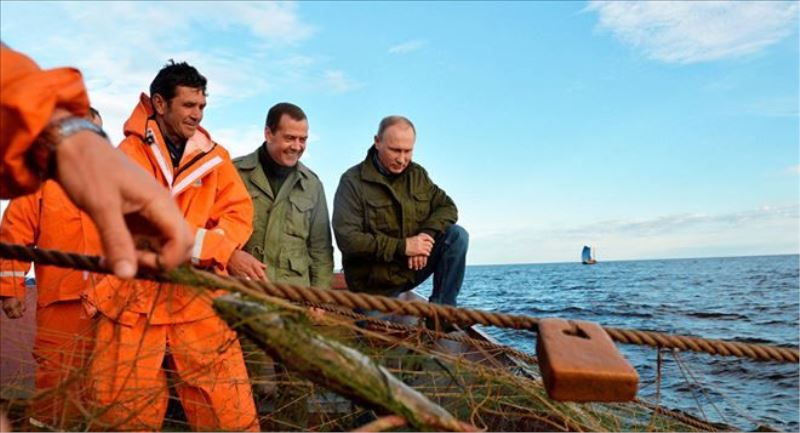Putin ve Medvedev´den balıkçılarla göl kıyısında bir gün  