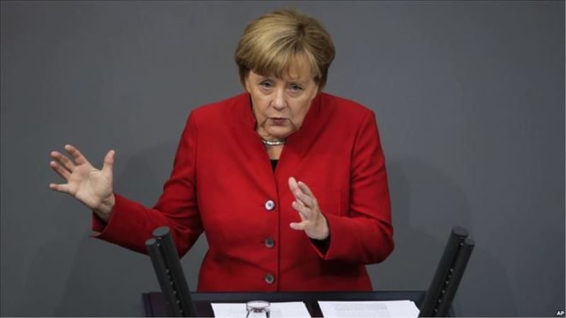 Merkel Mülteci Politikasına ‘Yenildi