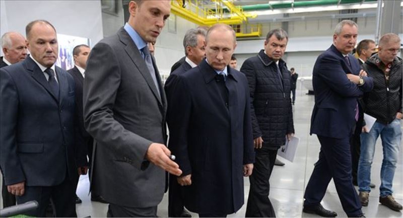 Putin, Kalaşnikof fabrikasını modern sanat müzesine benzetti  