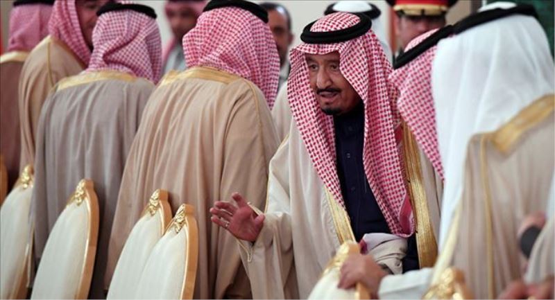 Suudi Arabistan, yolsuzluktan gözaltına alınanların hesaplarını dondurdu