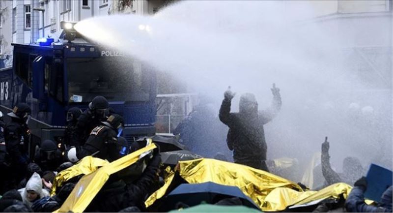 Almanya´da, AfD kongresini protesto edenlerle polis çatıştı