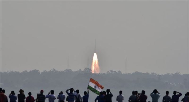 Uzaya tek seferde 104 uydu gönderen Hindistan rekor kırdı