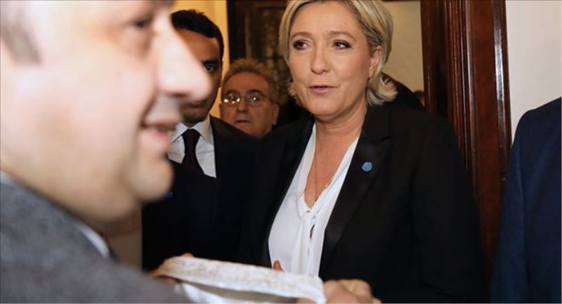 Başörtüsü takmayı reddeden Le Pen, Lübnan müftüsüyle görüşmesini iptal etti