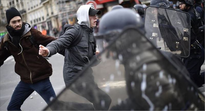 Fransa´da polis şiddetine öfke dinmiyor: 16 lise işgal edildi