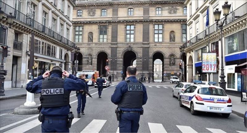 Louvre Müzesi´nde silah sesleri: Şüpheli sağ olarak yakalandı