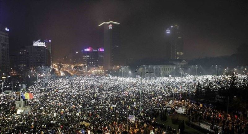Romanya´da sokağa inen 500 bin kişi hükümeti istifaya çağırdı