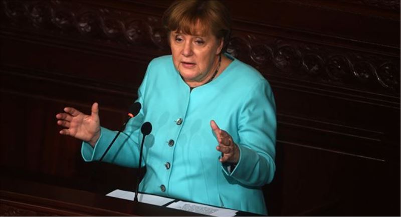 Merkel: Oturma izni olmayanlar ülkeyi terk etmeli
