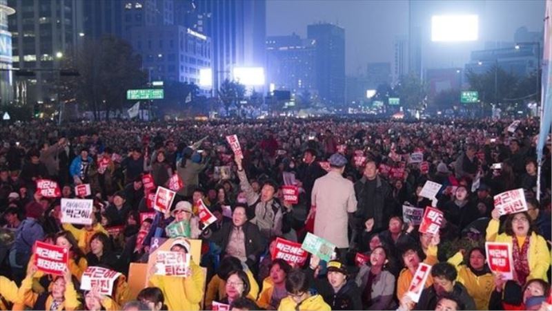 Güney Kore: Yüz binler yolsuzluğa karışan devlet başkanını protesto için meydanlarda