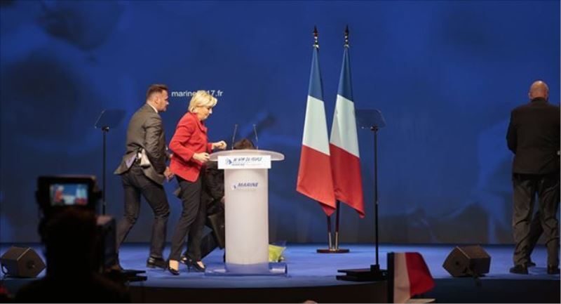 Le Pen, miting konuşması sırasında protesto edildi