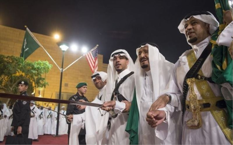 Trump ve Suudi Kral Selman, kılıç dansını icra etti