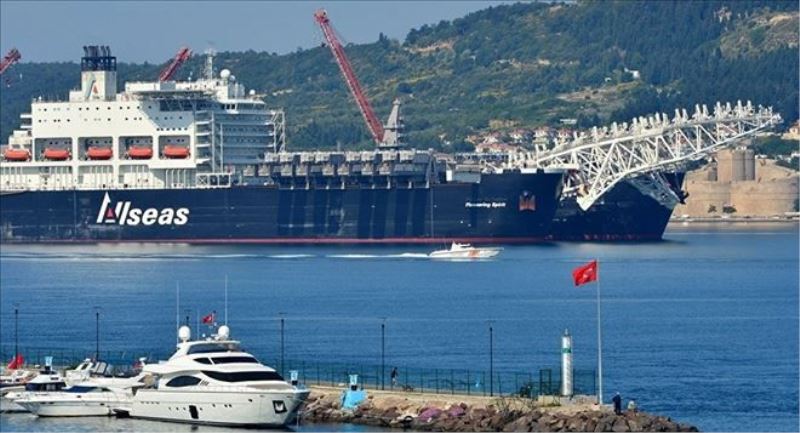 Türk Akımı için Karadeniz´e giden gemi Çanakkale Boğazı´nda
