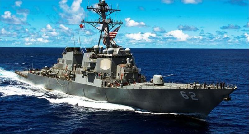 ABD destroyeri ile yük gemisi çarpıştı