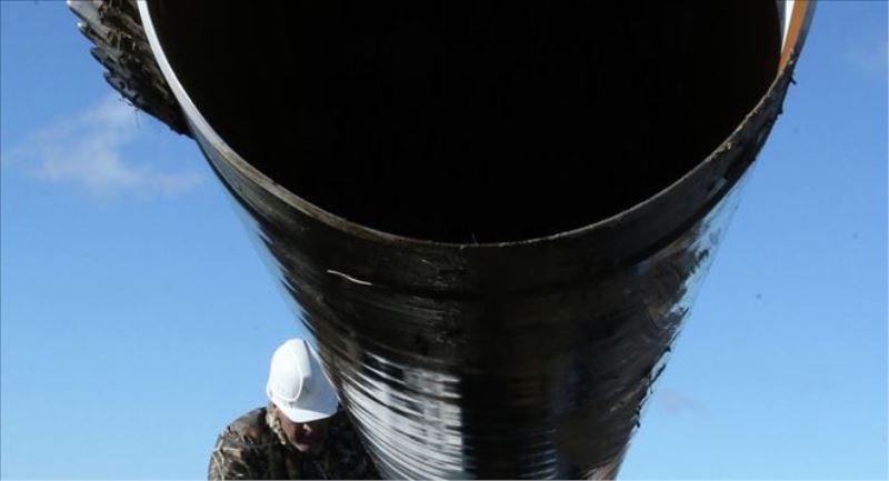 Bloomberg, Almanya´nın Rus doğalgazı olmadan yenilenebilir enerji kaynaklarına geçiş yapamayacağını yazdı.