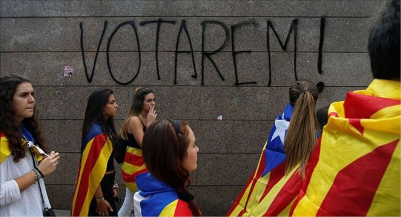 Katalonya´da İspanyol jandarması milyonlarca oy pusulasına el koydu