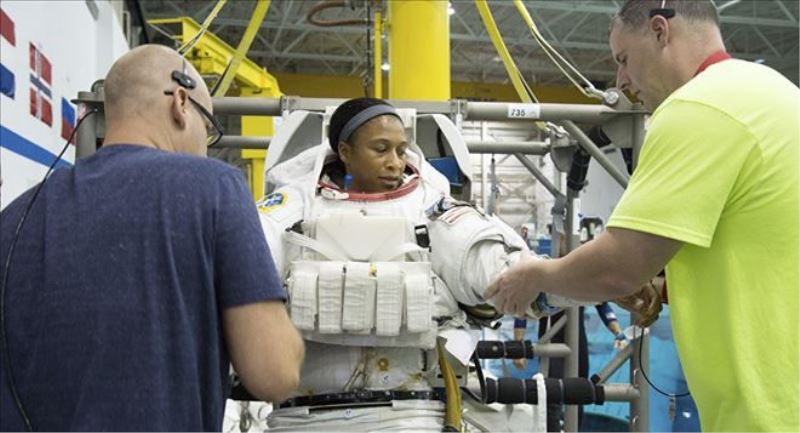 NASA, Uluslararası Uzay İstasyonu´na gidecek ilk siyahi kadın astronotun görevini iptal etti