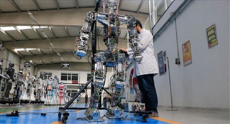 Adım atan robot ´Akıncı-4´: Türkçe, İngilizce ve Arapça konuşabiliyor, Rusça da bitmek üzere