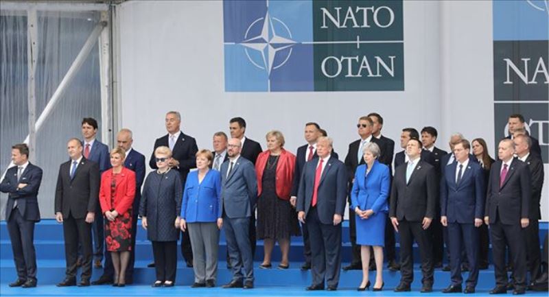 NATO zirvesinde liderler Hırvatistan-İngiltere maçını izledi