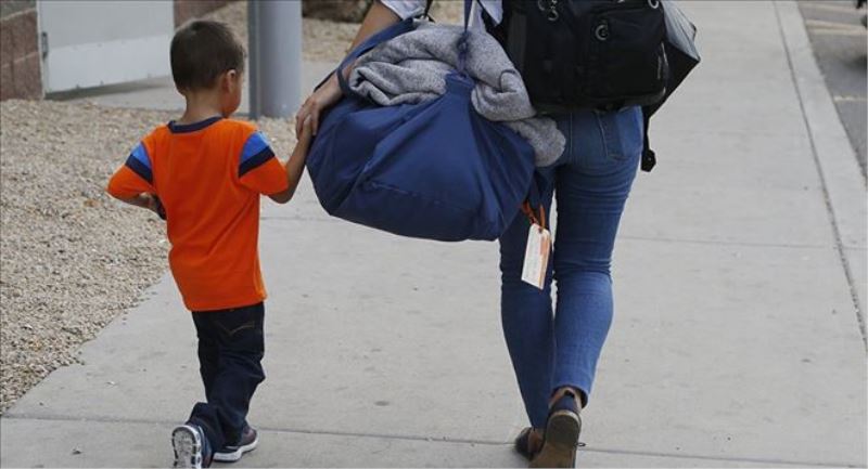 ABD sınırında alıkonulan göçmen çocukların en küçüklerinin bir bölümü yeniden aileleriyle birleşti