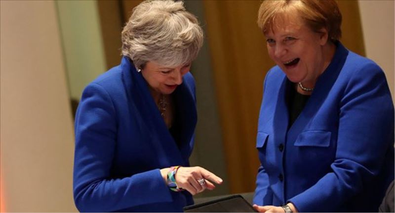 Merkel ile May´den kahkaha manifestosu: Lol lol, hadi bu neyin Brexit´i