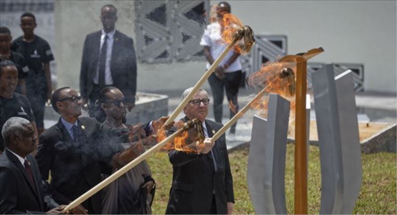 AB Komisyonu Başkanı Juncker Ruanda´da katıldığı soykırımı anma töreninde First Lady´i yakıyordu