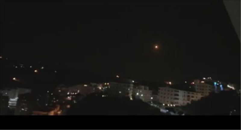 SANA: İsrail uçakları Şam´ın bazı dış mahalleri ile Humus´taki askeri hedefleri bombaladı