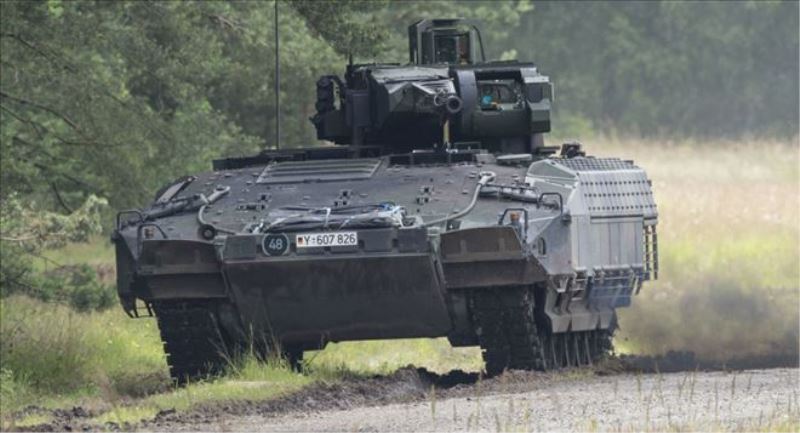 Alman Puması sıçrayamıyor: Askerler zırhlı araç maketiyle talim yapıyor