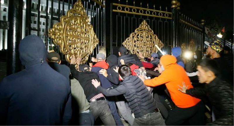 Kırgızistan´da protestolar: Cumhurbaşkanlığı binasında çıkan yangın kontrol altına alındı