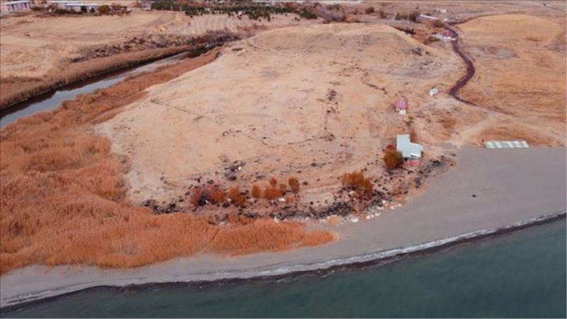 Van Gölü çekilince Urartular dönemine ait liman kalıntıları ortaya çıktı