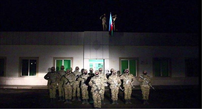 Azerbaycan ordusu 28 yıl sonra Laçin´e bayrak dikti
