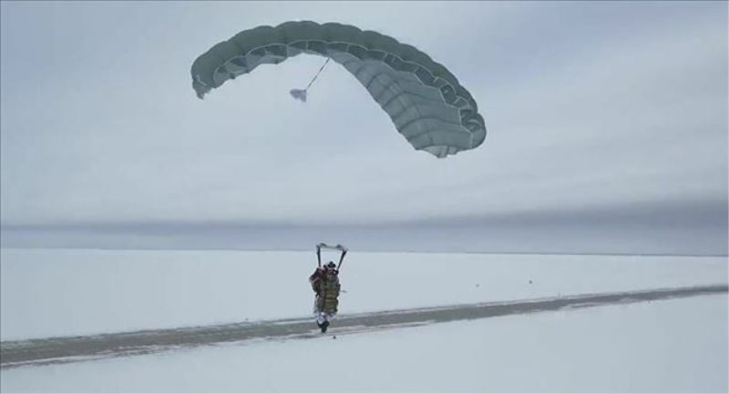 Rus paraşütçüler dünyada ilk kez Arktik bölgede 10 km yükseklikten atladı