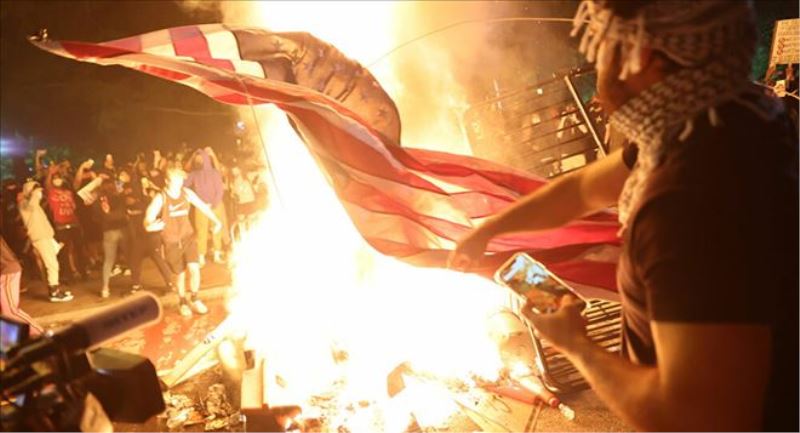 ABD´de ırkçılık karşıtı eylemler sürüyor: Beyaz Saray yakınlarında ABD bayrağı yakıldı