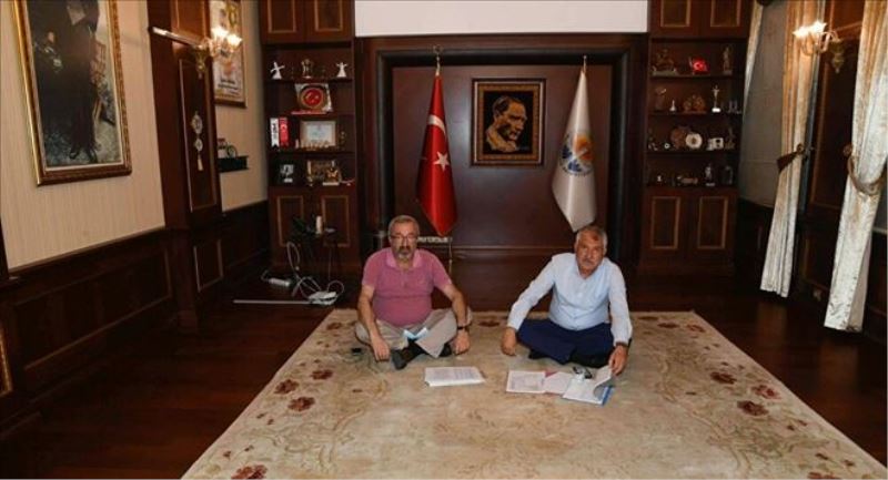 Adana Büyükşehir Belediyesi Başkanı Karalar´ın makam odasına haciz geldi