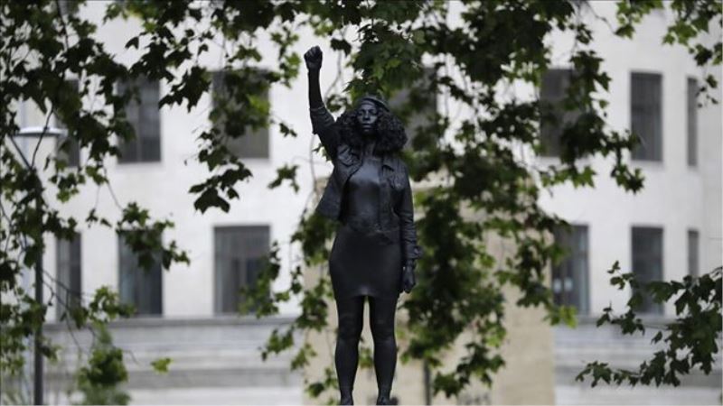 İngiltere´de köle taciri Colston´un devrilen heykelinin yerine protestoculardan birinin heykeli dikildi