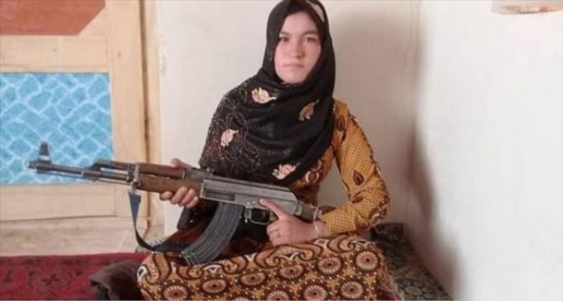 Afganistan´da bir genç kız, evini basıp ailesini katleden Taliban mensuplarından ikisini öldürdü, diğerlerini yaraladı