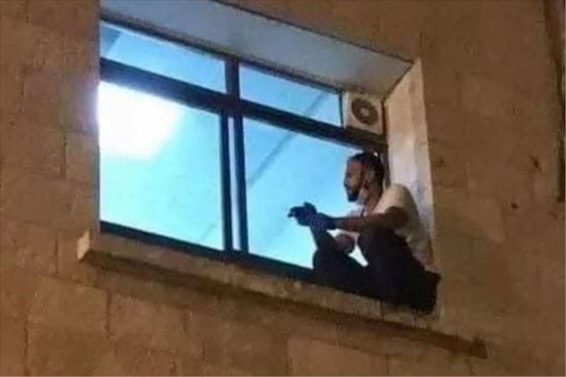 Kovid-19´a yakalanan annesine veda için hastane duvarına tırmanan Filistinli genç, sosyal medyayı ağlattı