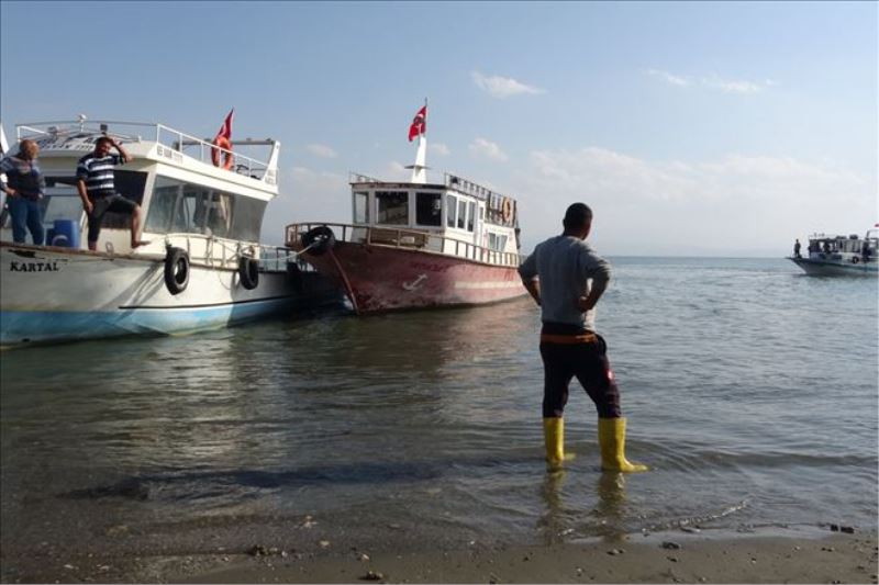 Van Gölü´nde kuraklık etkisi: Balıkçı tekneleri limana yanaşamadı
