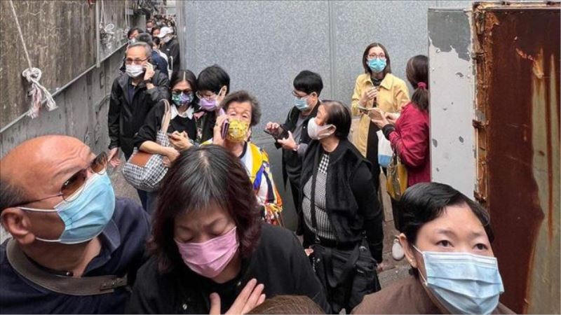 Hong Kong: Dünya Ticaret Merkezi´nde çıkan yangın yüzlerce çatıda mahsur kaldı